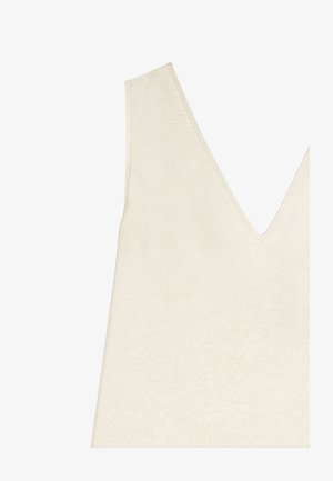 Beżowa sukienka bez rękawów, z dekoltem w serek, wykonana z pomarszczonego materiału. Ma gładką, teksturowaną powierzchnię oraz czyste, proste linie.