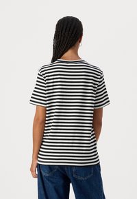 Calvin Klein Jeans BADGE REGULAR TEE - Βασικό μπλουζάκι - black/bright white
