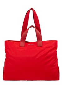 Bolso tote rojo hecho de tela suave con una textura lisa. Cuenta con dos asas cortas y un detalle de logo sutil en la parte superior.