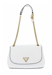 Sac à main en simili cuir blanc avec une fermeture à rabat, une bandoulière en chaîne dorée et un logo triangulaire doré. Présente des bords noirs et une finition texturée.