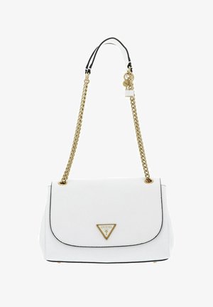 Sac à main en simili cuir blanc avec une fermeture à rabat, une bandoulière en chaîne dorée et un logo triangulaire doré. Présente des bords noirs et une finition texturée.