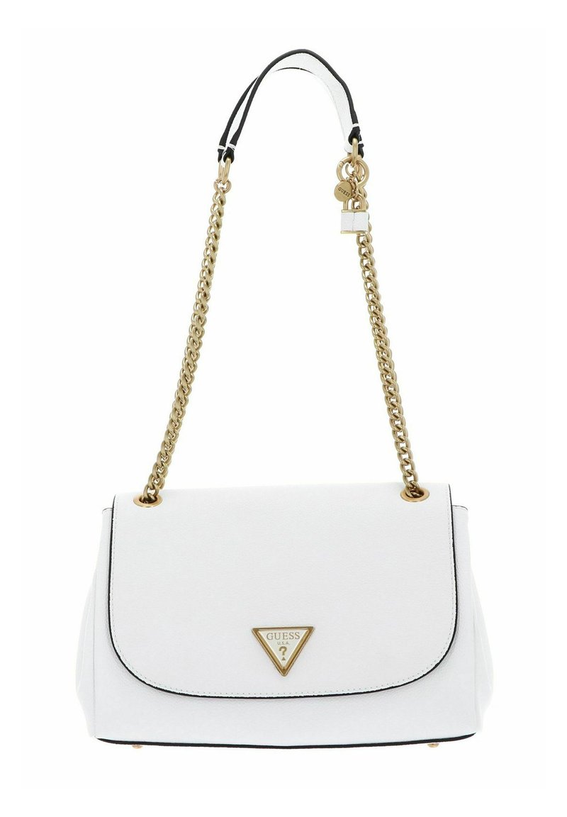 Sac à main en simili cuir blanc avec une fermeture à rabat, une bandoulière en chaîne dorée et un logo triangulaire doré. Présente des bords noirs et une finition texturée.