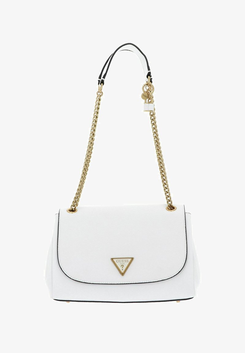 Sac à main en simili cuir blanc avec une fermeture à rabat, une bandoulière en chaîne dorée et un logo triangulaire doré. Présente des bords noirs et une finition texturée.