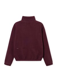 Burgundiszínű bolyhos pulóver magas gallérral, laza szabással és rugalmas derékpánttal. Texturált felületű, vízszintes varrással rendelkezik.