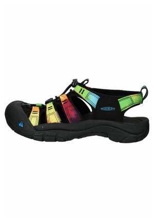 Sandał outdoor z zamkniętym noskiem, czarną podeszwą i regulowanymi paskami w kolorach tęczy, wyposażony w szybkie zapięcie i logo KEEN z boku.