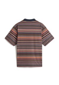Camisa de manga corta a rayas en múltiples colores, incluyendo rosa, azul y marrón. Presenta un cuello marino y un diseño de corte relajado.