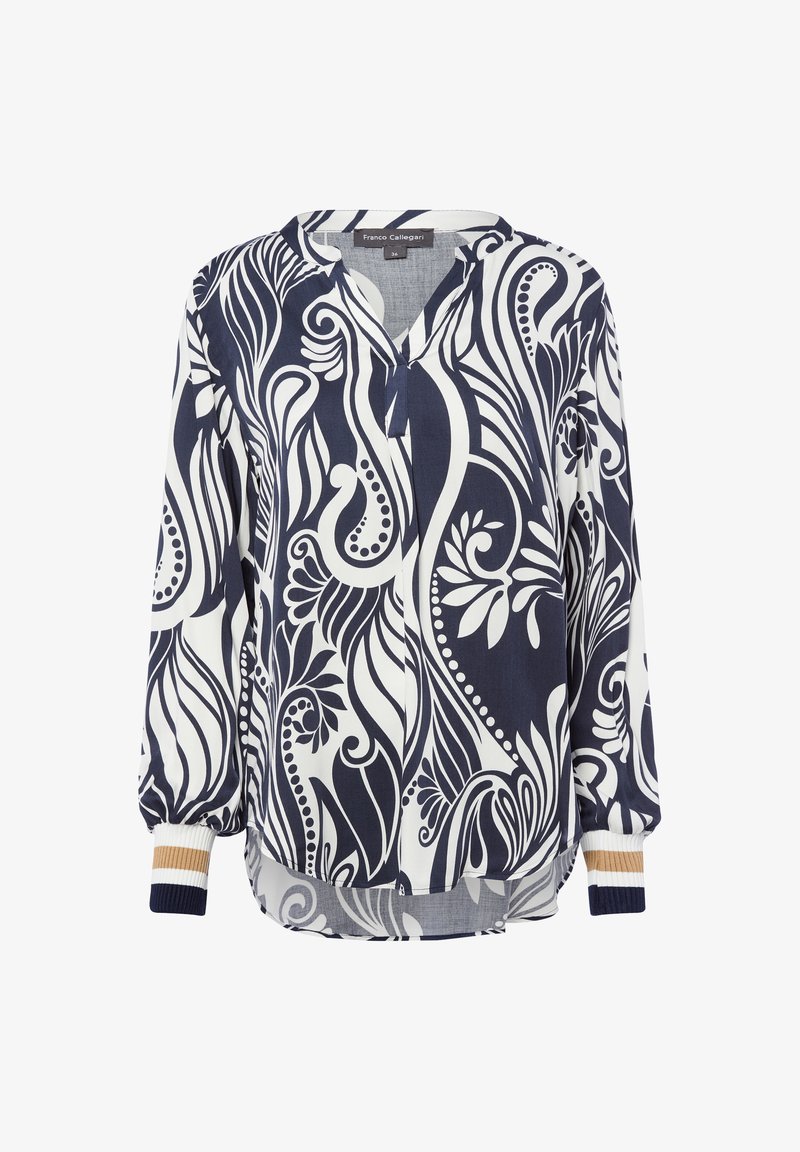 Blusa a maniche lunghe con motivo floreale astratto blu navy e bianco, scollatura a V e polsini a costine con strisce blu navy, bianche e beige.