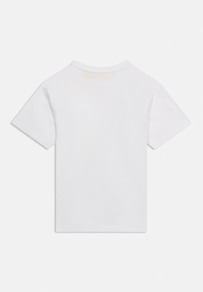 Απλό λευκό κοντομάνικο μπλουζάκι που εμφανίζεται από την πίσω πλευρά με στρογγυλή λαιμόκοψη σε ανοιχτό γκρι φόντο.