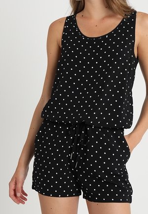 Czarny kombinezon w kropki bez rękawów, o luźnym kroju i z troczkiem w talii. Na górnej części i spodenkach znajdują się białe kropki.