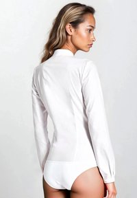 Biały bodysuit z długim rękawem, wysoki kołnierz, gładka tekstura i dopasowany krój, z pełnym tyłem i elastycznym dołem.