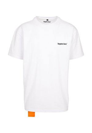 Valge puuvillane T-särk ümarate kaelustega, mille vasakul rinnaosas on väike must logo ja alumises vasakus nurgas oranž silt.