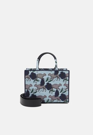 Lille rektangulær håndtaske med sort hank og rem, lyseblåt stof med mørkeblå blomster og gående leoparder.
