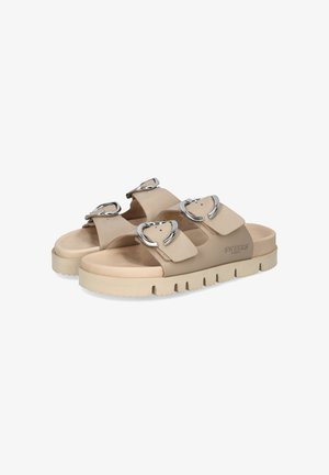 Beige platformsandalen met twee brede banden, zilveren hartvormige gespen en een gestructureerde rubberen zool met diepe groeven voor grip.