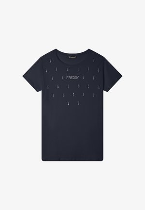 T-shirt girocollo a maniche corte di colore blu navy, con un motivo ripetuto di piccoli dettagli argentati e il nome del marchio 'FREDDY' al centro.