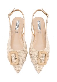 Scarpe slingback beige con punta affusolata, design intrecciato e una grande fibbia quadrata come accento. Realizzate in pelle. Fodera interna liscia.