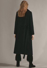 Massimo Dutti Klassischer Mantel - black