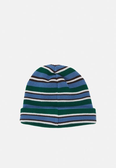 Adīts beanie ar mainīgām svītrām zaļā, zilā, baltā un brūnā krāsā. Ribota tekstūra un salocīts cuff apakšā.