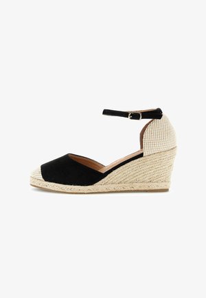 Zwarte en beige sleehak espadrille met gevlochten jutezool en enkelriem met gesp, gesloten teen en gestructureerde hielkap.