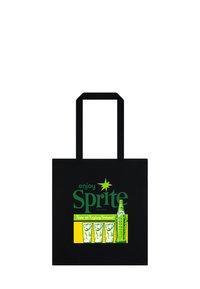 Czarna torba na ramię z zielonym logo "Sprite", z napisem „ciesz się” oraz „Poczuj jego musującą kwasowość!”. Na torbie znajdują się również obrazki szklanek i butelki Sprite.