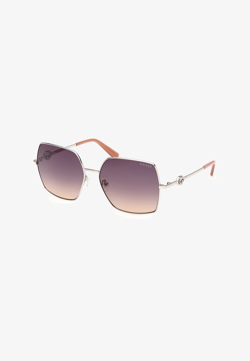 Gafas de sol cuadradas con degradado en tono púrpura, montura delgada plateada y terminales de varilla marrón claro, con el logotipo GUESS en una lente.