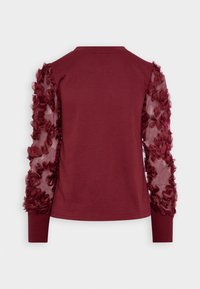 Pull en bourgogne avec des manches longues en voile ornées d'appliqués floraux froncés ; col rond ; tissu doux ; poignets ajustés.