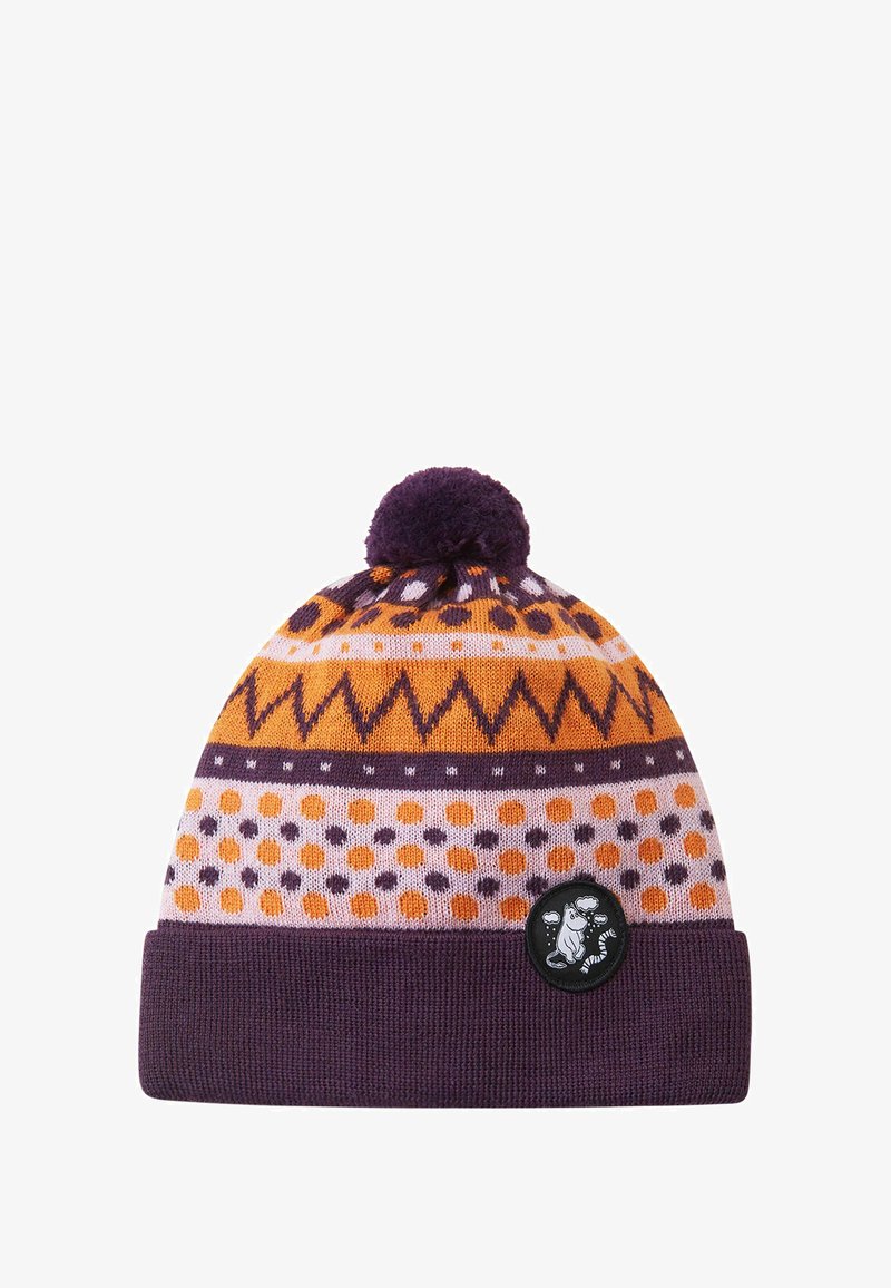 Fioletowa dziana czapka z pomponem, w geometryczne wzory w kolorze pomarańczowym i białym, oraz czarną okrągłą naszywką z logo na mankiecie.