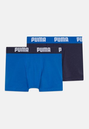 Twee paar heren boxershorts: één felblauw en één donkerblauw, beide met elastische waistbands met "PUMA" in het wit.