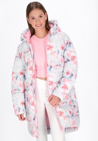 Gepolsterter langer Mantel mit einem mehrfarbigen Batikmuster in Rosa, Blau und Weiß. Verfügt über einen Reißverschluss, eine Kapuze und seitliche Taschen.