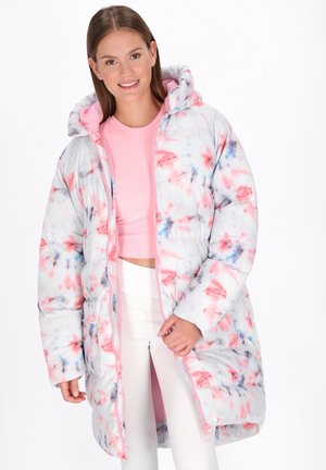 Gepolsterter langer Mantel mit einem mehrfarbigen Batikmuster in Rosa, Blau und Weiß. Verfügt über einen Reißverschluss, eine Kapuze und seitliche Taschen.