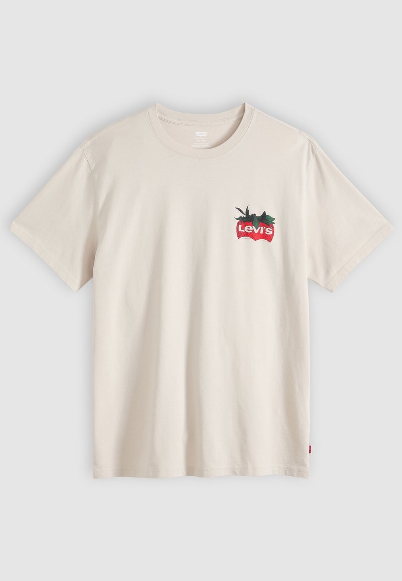 Camiseta beige de manga corta con pequeño logo rojo de Levi's y diseño de hoja verde en el pecho izquierdo.