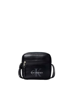 Zwarte Calvin Klein crossbodytas met voorritsvak en CK-logo, verstelbare band met merkdetail.
