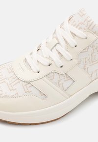 Lauren Ralph Lauren RYLEE MONOGRAM JACQUARD SNEAKER - Sapatilhas - vanilla/deep saddle tan