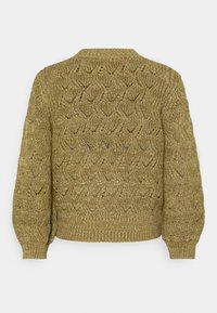 Suéter de punto verde oliva con un patrón texturizado, cuello redondo y puños acanalados. El diseño presenta detalles de calado. Vista trasera mostrada.