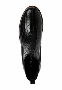 Botín negro de piel con textura de cocodrilo, paneles laterales elásticos, puntera redondeada y una lengüeta en el talón. La suela tiene un ribete en contraste.