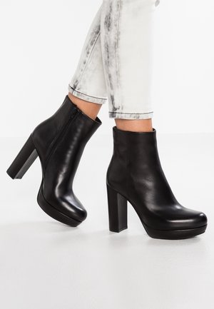 Enkellaarsjes met hoge hak - black