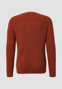 Brede gebreide trui in verbrand oranje, met ribbelstructuur, lange mouwen, ronde hals en subtiele logo op de linkermouw. Eenvoudig ontwerp.