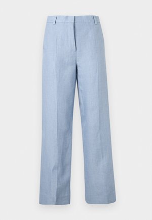Pantalon bleu clair à jambes larges avec taille haute, passants pour ceinture et détails de plis avant sur un fond uni.