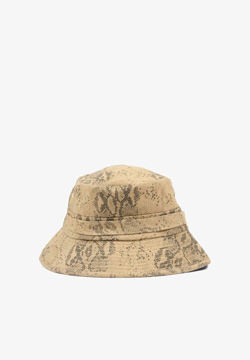 Chapeau seau beige avec un motif discret d'imprimé serpent foncé et un détail de bande cousue sur un fond blanc.