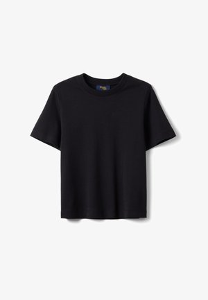 Schwarzes T-Shirt mit kurzen Ärmeln und Rundhalsausschnitt, mit geripptem Kragen, flach auf einem weißen Hintergrund dargestellt.