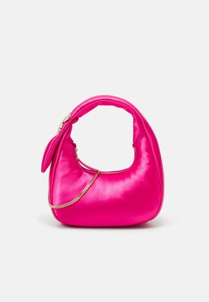 Borsa satinata rosa con forma curvata, dotata di un manico corto e un accento in catena dorata. Texture liscia e dettaglio con chiusura a zip.