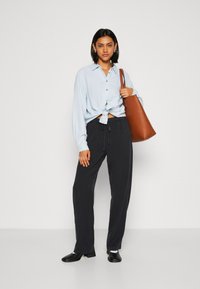 Samsøe Samsøe TROUSERS - Nadrágok - washed black