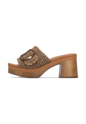 Sandalias de plataforma beige tejidas con un acento marrón, con tacón grueso y detalle decorativo de hebilla en la tira frontal.