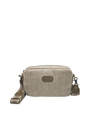 Sac bandoulière rectangulaire beige tissé avec motif texturé, patch logo en cuir à l’avant, fermeture éclair sur le dessus et sangle réglable avec fermoirs métalliques.