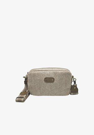Sac bandoulière rectangulaire beige tissé avec motif texturé, patch logo en cuir à l’avant, fermeture éclair sur le dessus et sangle réglable avec fermoirs métalliques.