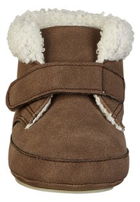 Braunes Wildleder-Baby-Schuh mit weißem, flauschigem Futter und einem breiten Klettverschlussriemen an der Front.