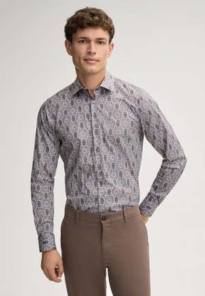 Camicia a maniche lunghe di colore marrone con intricati motivi floreali e astratti bianchi. Presenta un colletto classico e una chiusura frontale con bottoni.
