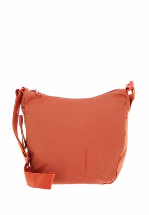 Sac bandoulière en tissu orange avec une surface texturée, fermeture éclair, sangle réglable et un détail discret du logo à l'avant.