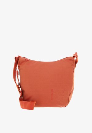 Sac bandoulière en tissu orange avec une surface texturée, fermeture éclair, sangle réglable et un détail discret du logo à l'avant.