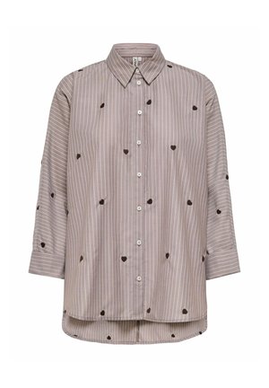 Beige overhemd met lange mouwen, witte verticale strepen en kleine donkere hartjes, knopen aan de voorkant en een klassieke kraag.