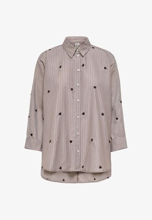 Chemise beige manches longues avec rayures verticales blanches et petits motifs de cœurs foncés, boutonnée à l'avant et col classique.